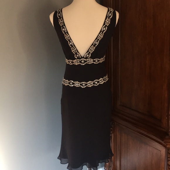 Feminine and flattering cocktail dress - Picture 2 of 2